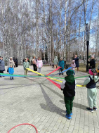 🎈👧👦🏡В Международный день защиты детей   в парке Бориса Лосева развернулась площадка «Сад добрых дел». Для юных хантымансийцев проводились игры и  занятия на развитие мелкой моторики.