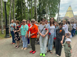 🎗️Сегодня 22 июня  в парке Победы Ханты-Мансийска прошла  церемония возложения цветов к Вечному огню Мемориала славы, приуроченная ко Дню памяти и скорби.